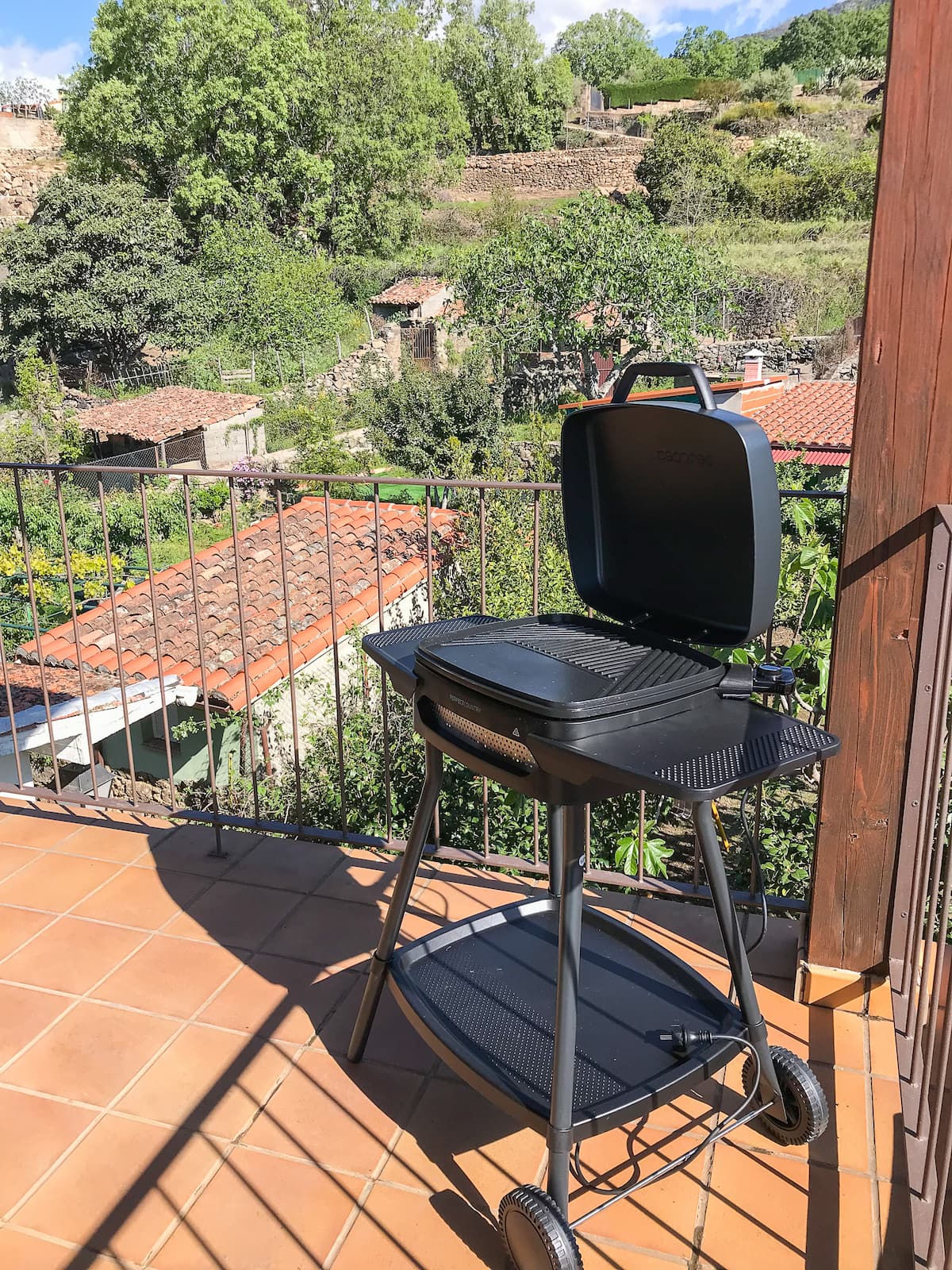 Barbacoa eléctrica en la terraza de la casa rural en Talaveruela de la Vera, Cáceres