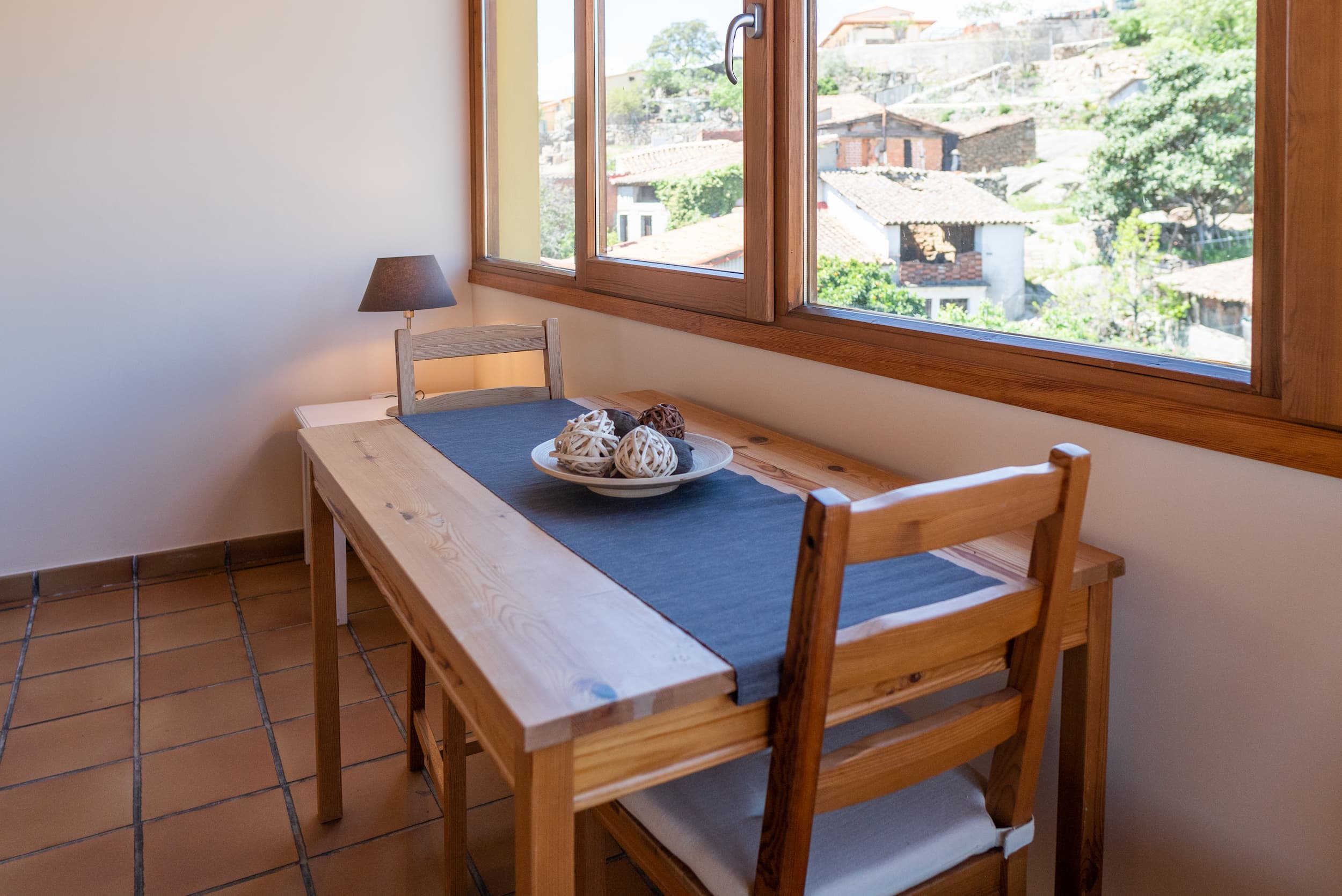 Zona de comedor con mesa de madera en la buhardilla de la casa rural en Talaveruela de la Vera
