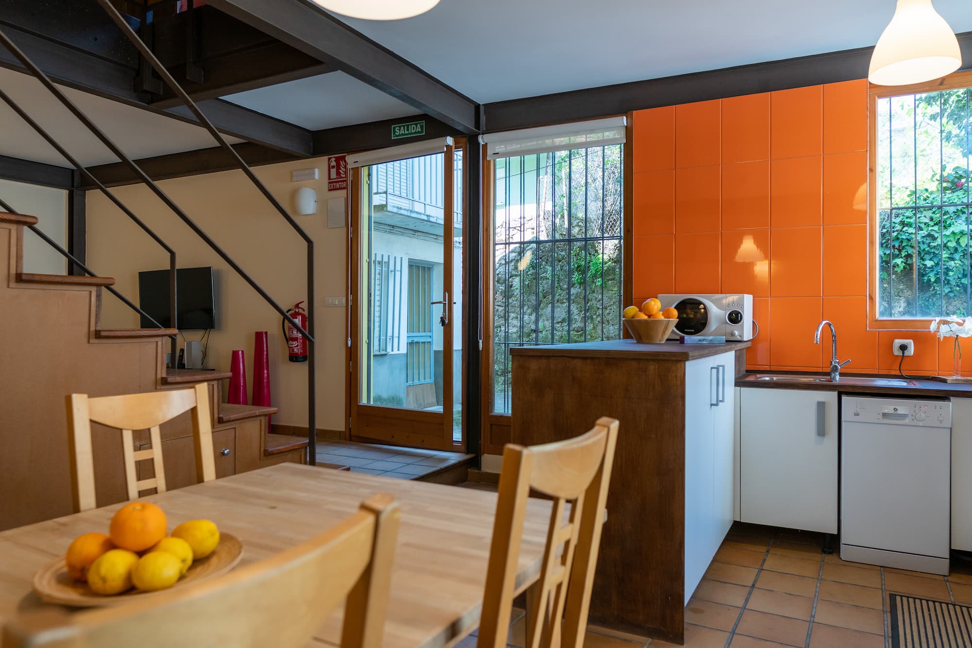 Cocina completa y comedor de la casa rural en La Vera, Cáceres