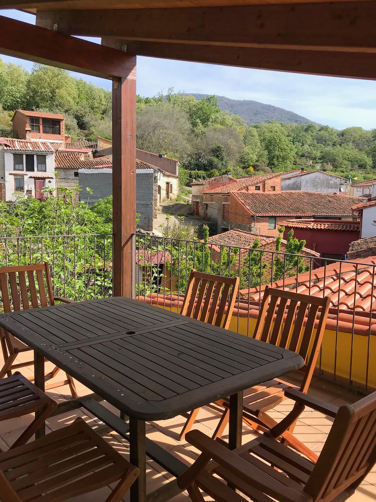 Mesa exterior en la terraza de la casa rural en Talaveruela de la Vera con vistas al valle de La Vera