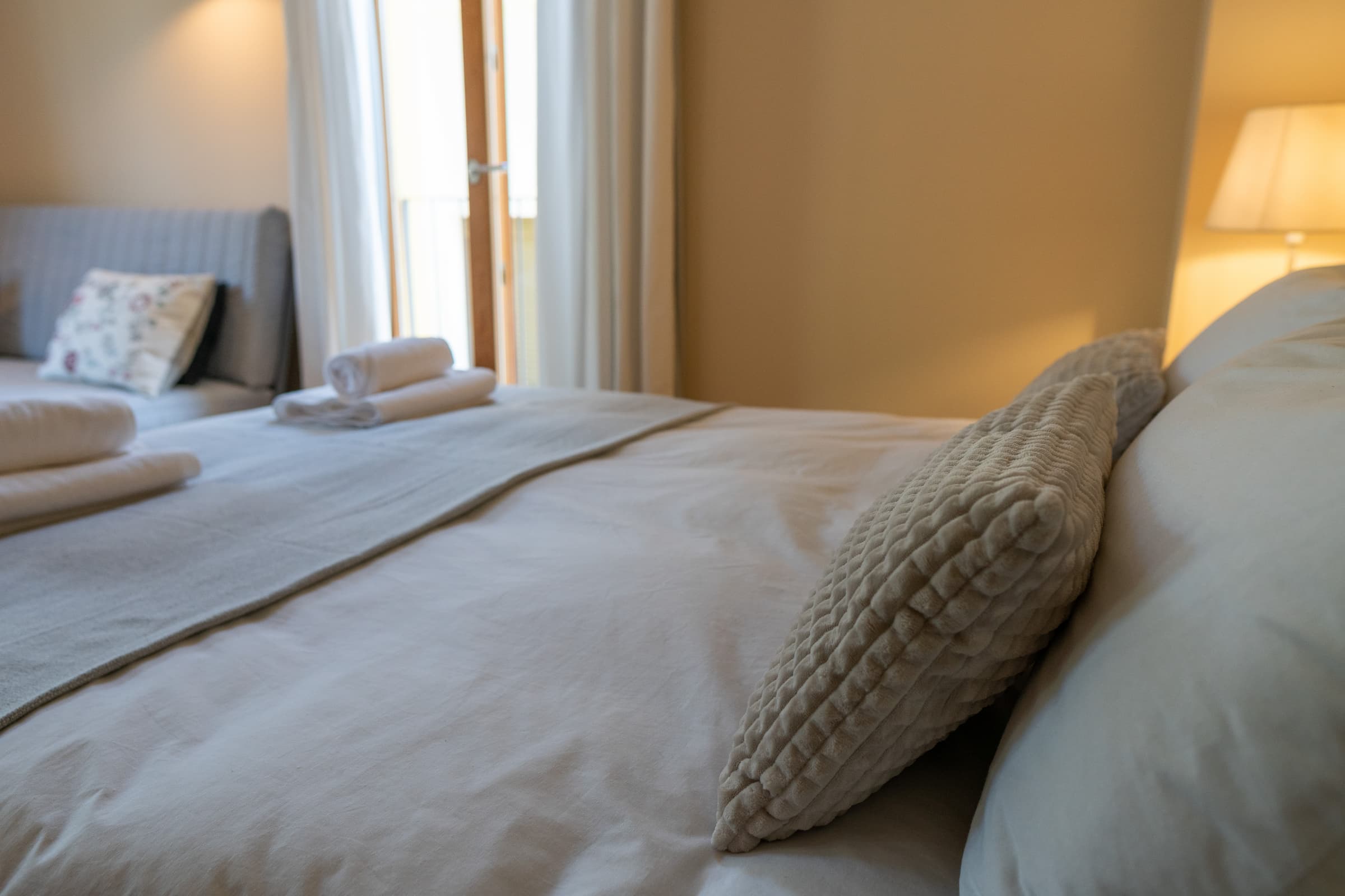 Detalle de ropa de cama del dormitorio principal de la casa rural en La Vera