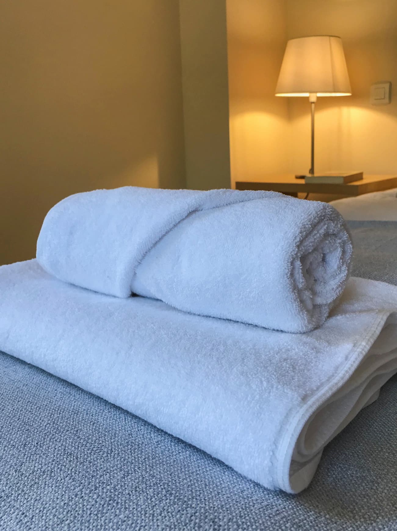 Toallas de calidad en el dormitorio principal de la casa rural en Talaveruela de la Vera, Cáceres