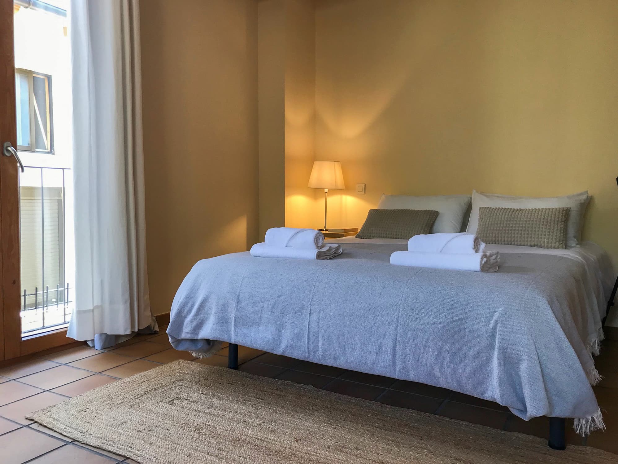 Dormitorio principal de la casa rural en Talaveruela de la Vera con cama de matrimonio