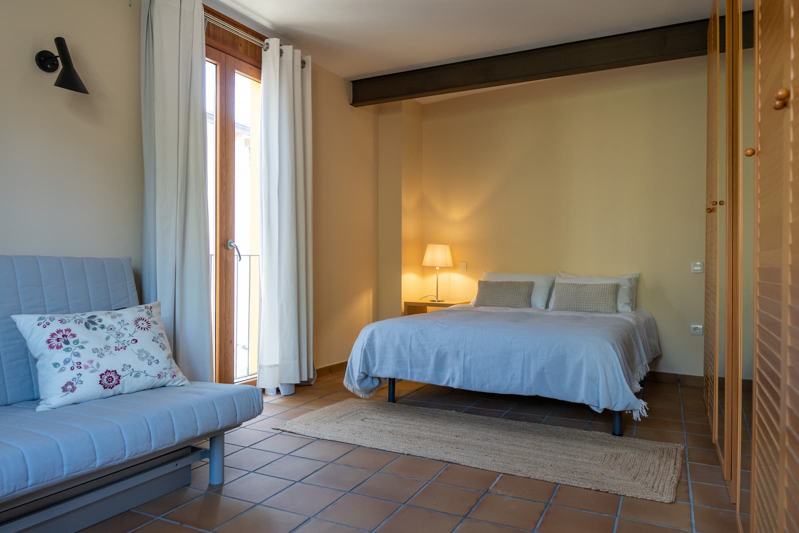 Dormitorio principal con ventana y cama de matrimonio en casa rural en La Vera, Cáceres
