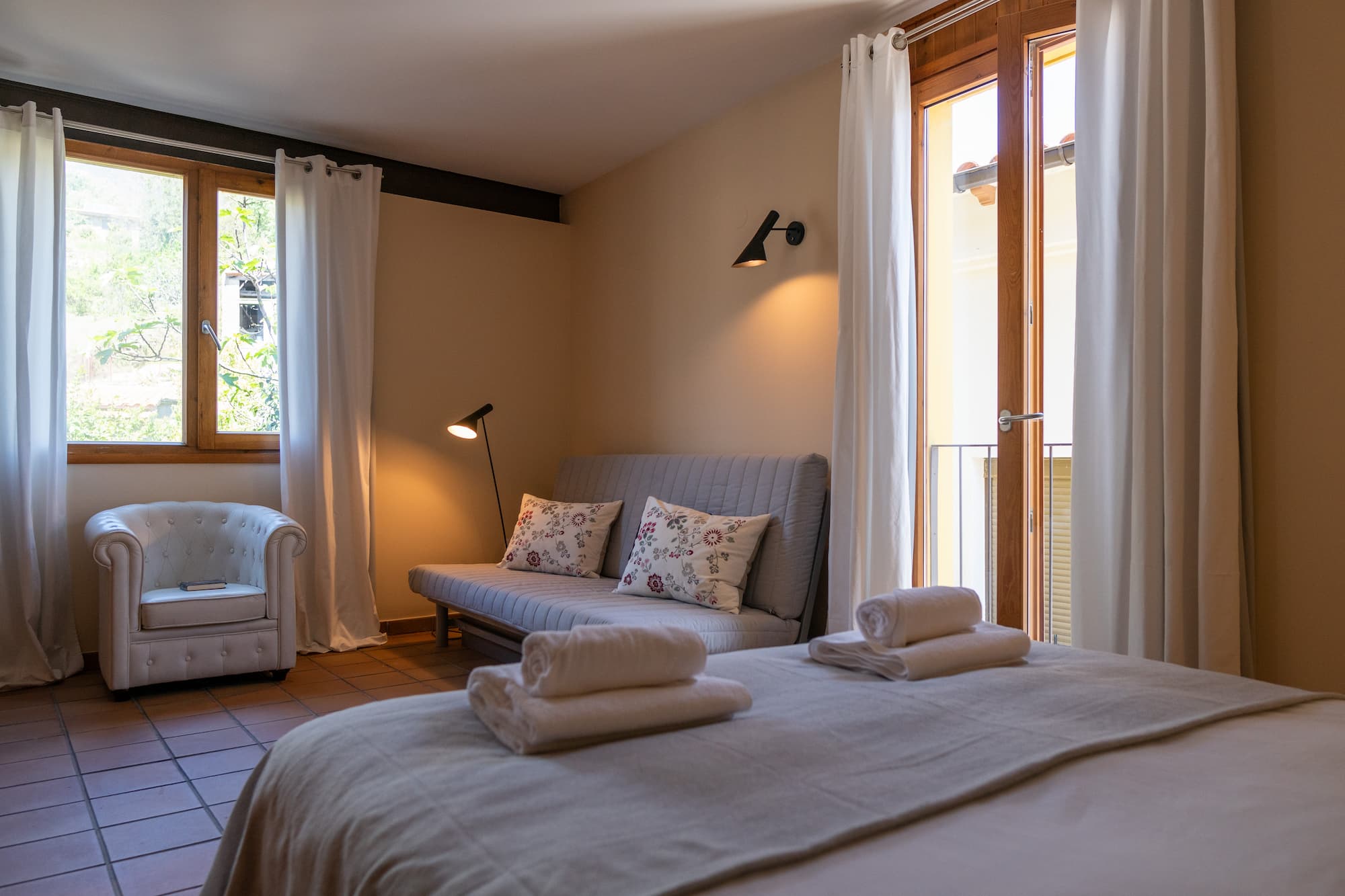 Dormitorio principal con ventana y cama de matrimonio en casa rural en La Vera, Cáceres