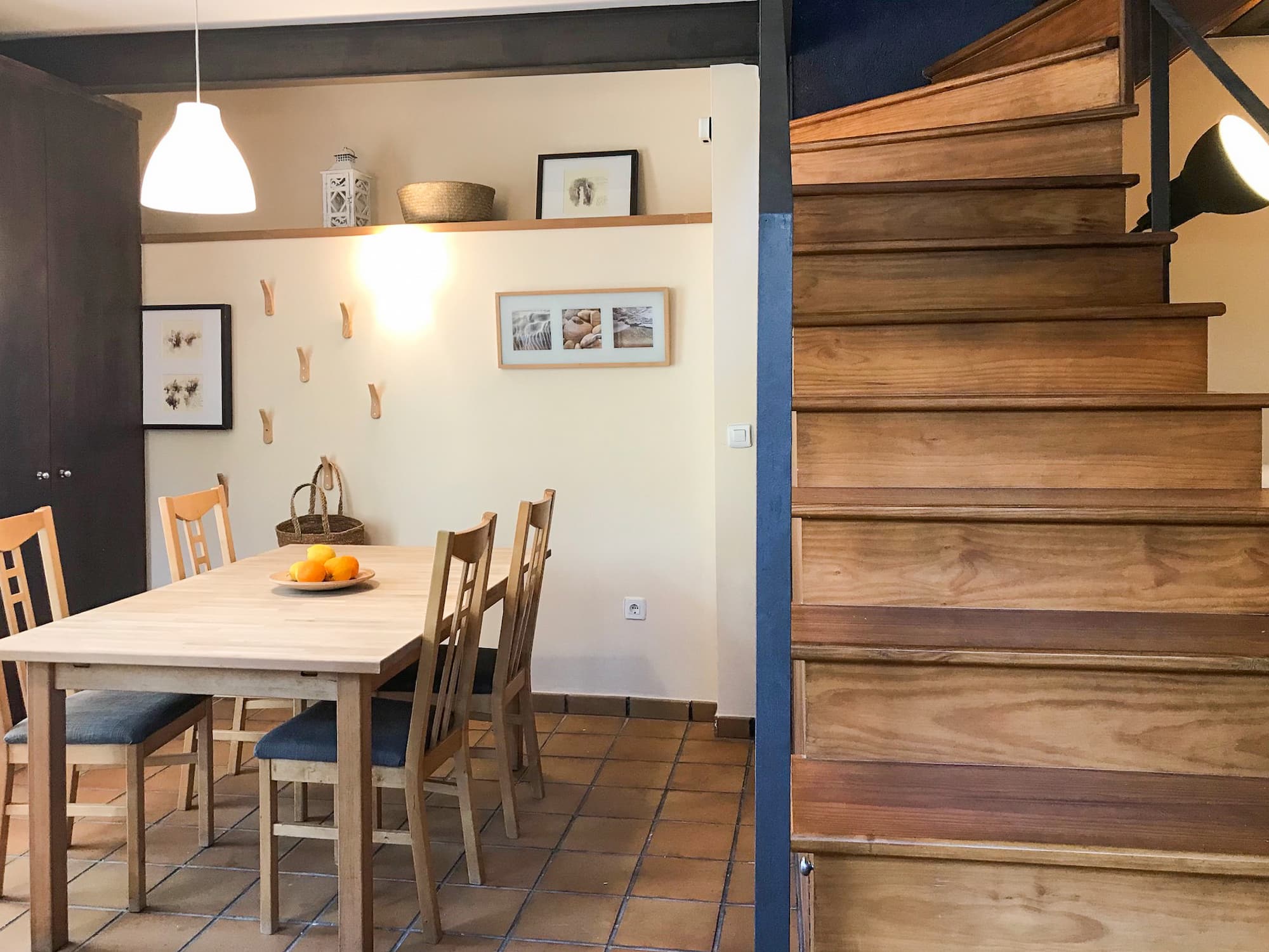 Comedor con mesa de madera en la casa rural en Talaveruela de la Vera, Cáceres