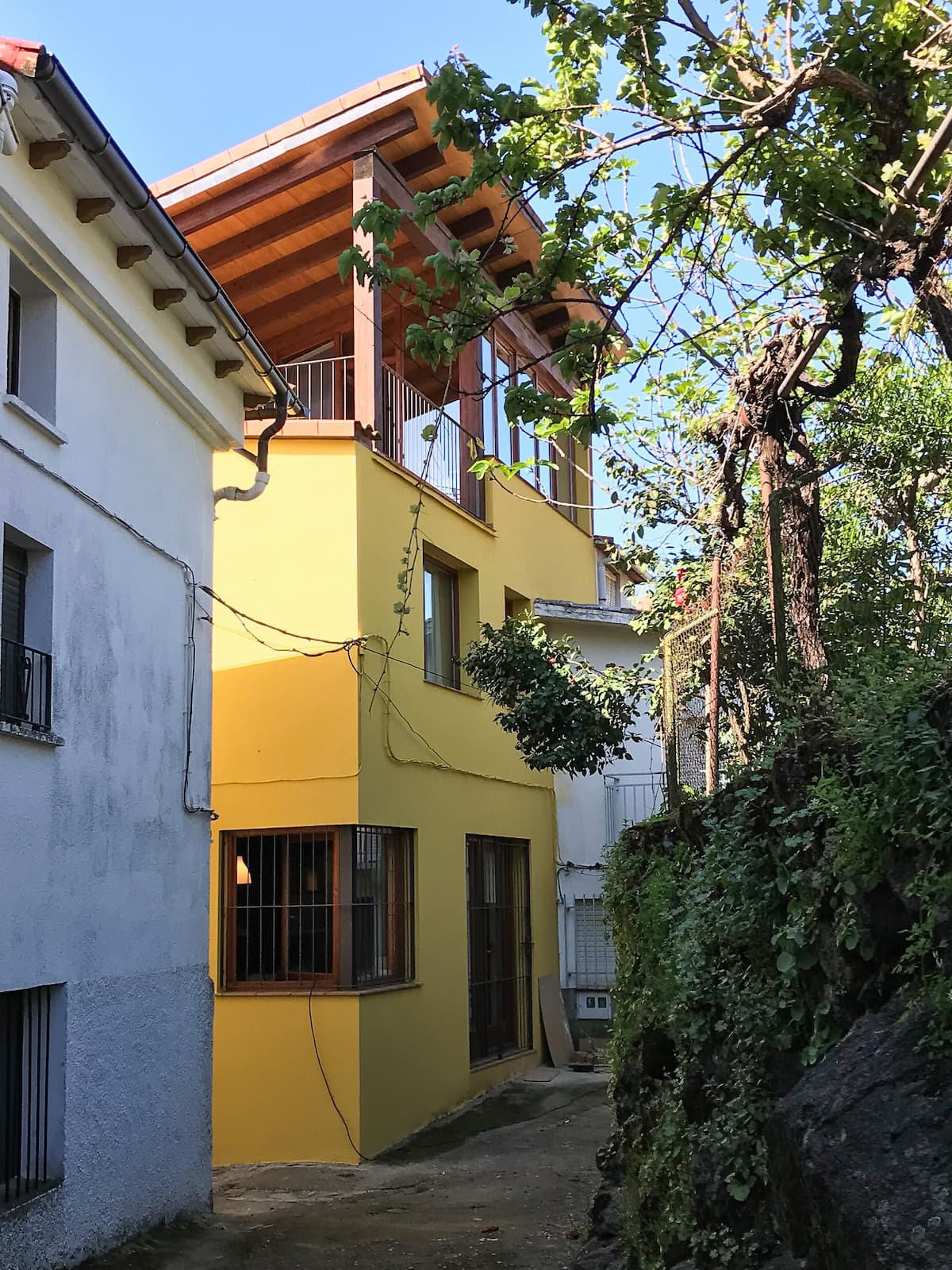 Fachada exterior de la casa rural en Talaveruela de la Vera, Cáceres, con buhardilla de madera