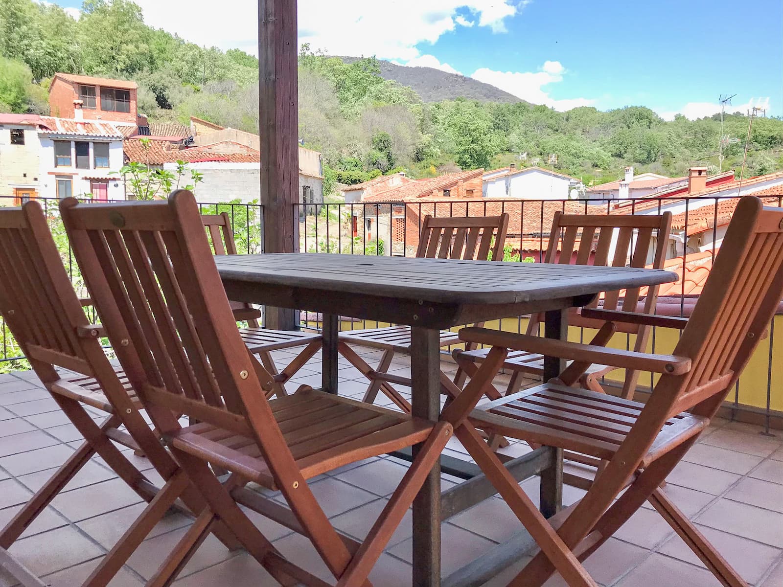 Terraza con sillas de madera y vistas a la Sierra de Gredos desde la casa rural en La Vera