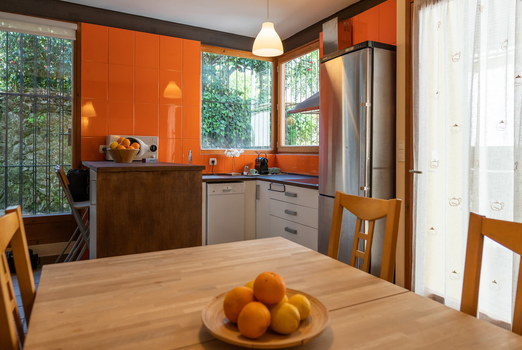 Cocina rural con detalles acogedores en la casa rural en La Vera, Cáceres