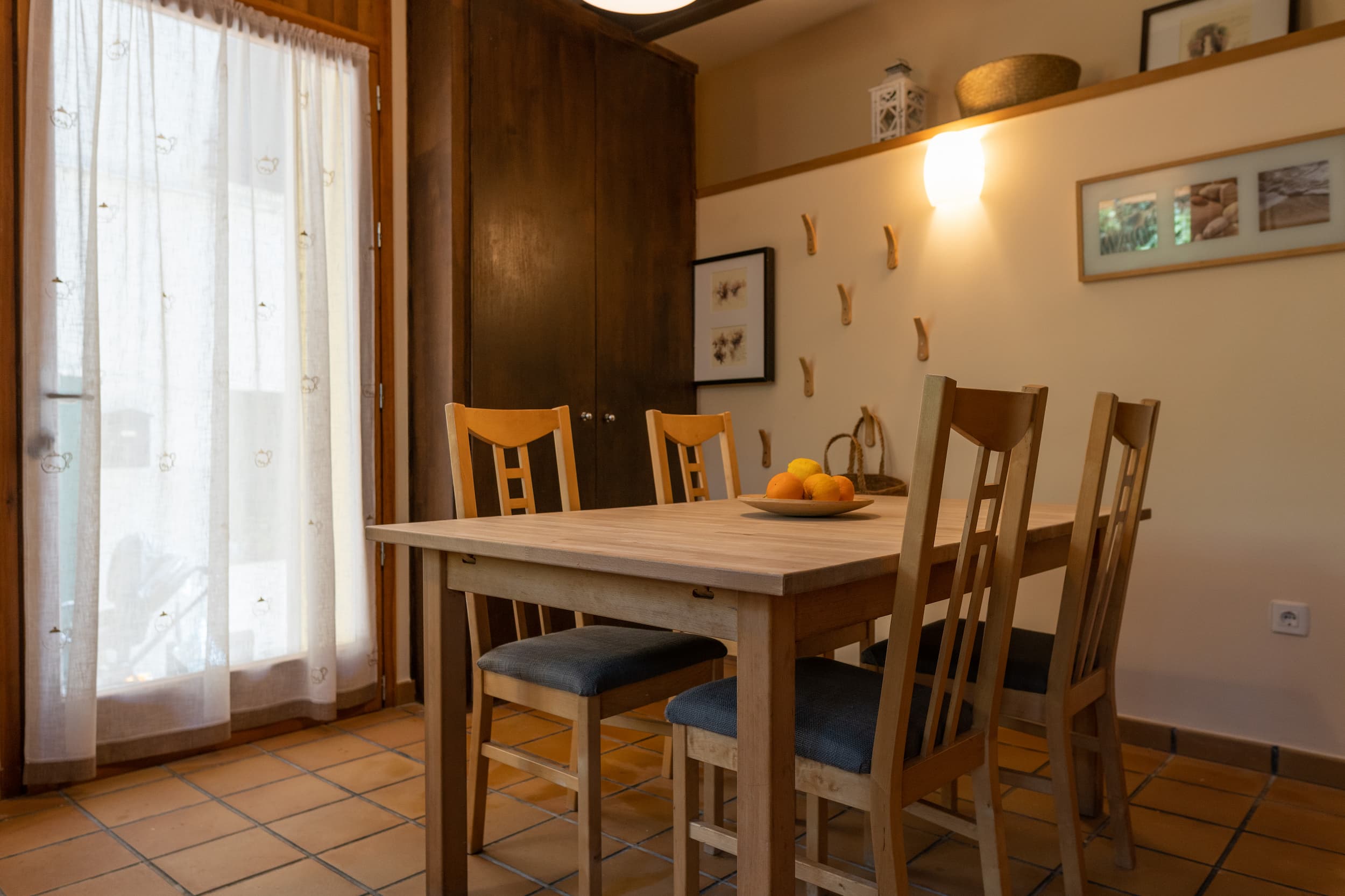 Comedor luminoso con ventanal en la casa rural en Talaveruela de la Vera, Cáceres