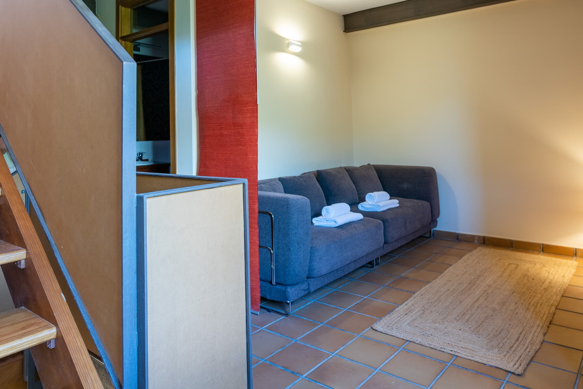 Sala de estar con sofá cama en la casa rural en Talaveruela de la Vera, Cáceres