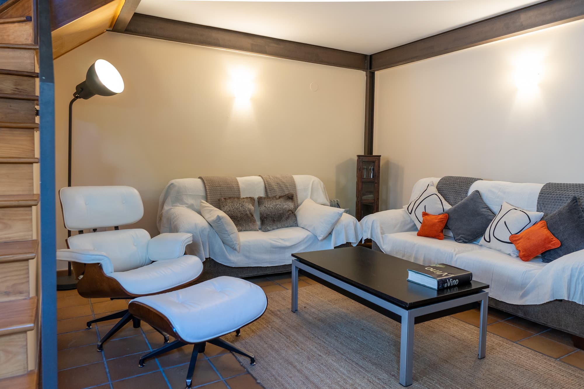 Salón con sofás y mesa de centro de la casa rural en Talaveruela de la Vera, Cáceres