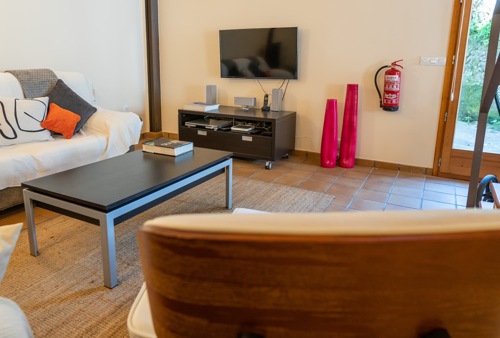 Salón con televisión y zona de estar de la casa rural en La Vera, Cáceres