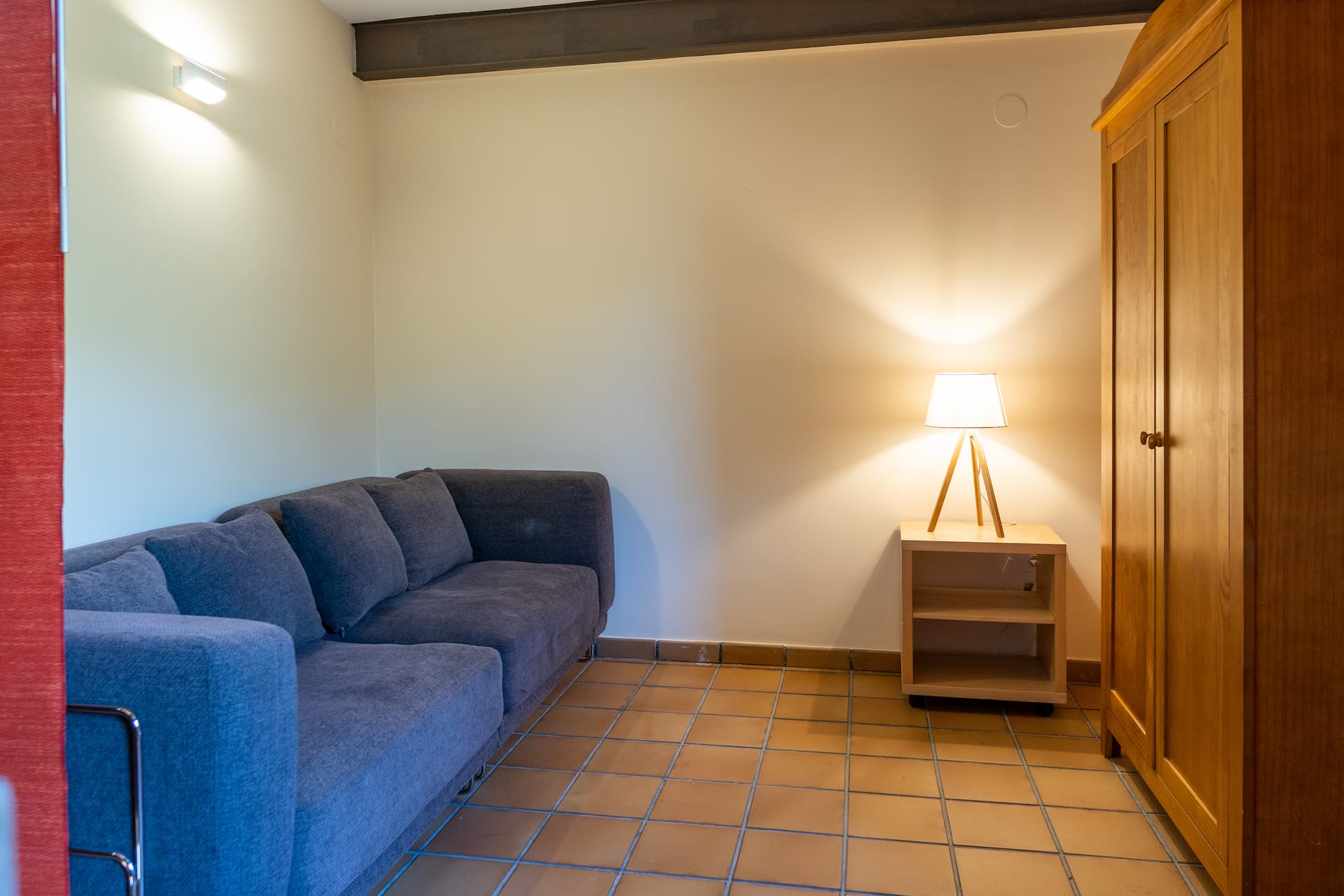 Sala de estar con sofá cama y mesita de noche en la casa rural en La Vera, Cáceres