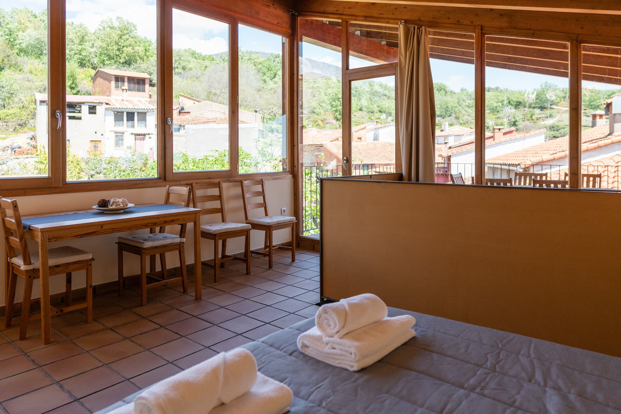 Buhardilla con vistas al pueblo y zona de descanso en la casa rural en La Vera, Cáceres