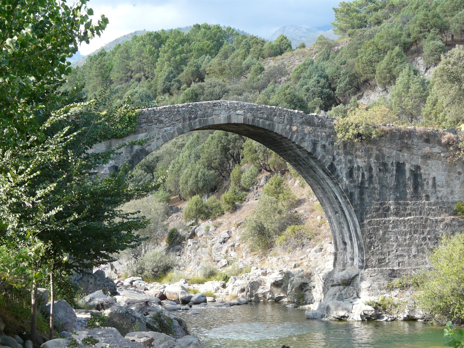 Puente romano sobre la Garganta de Alardos en Madrigal de la Vera