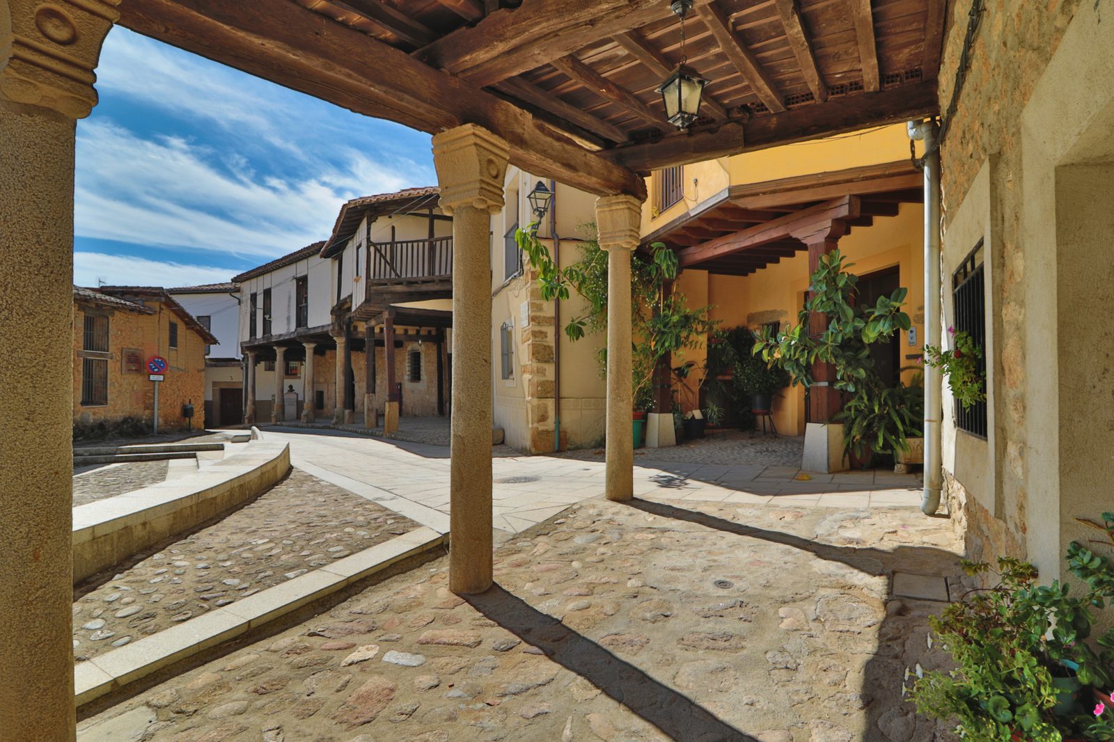 Soportales de columnas de granito en la plaza de Cuacos de Yuste