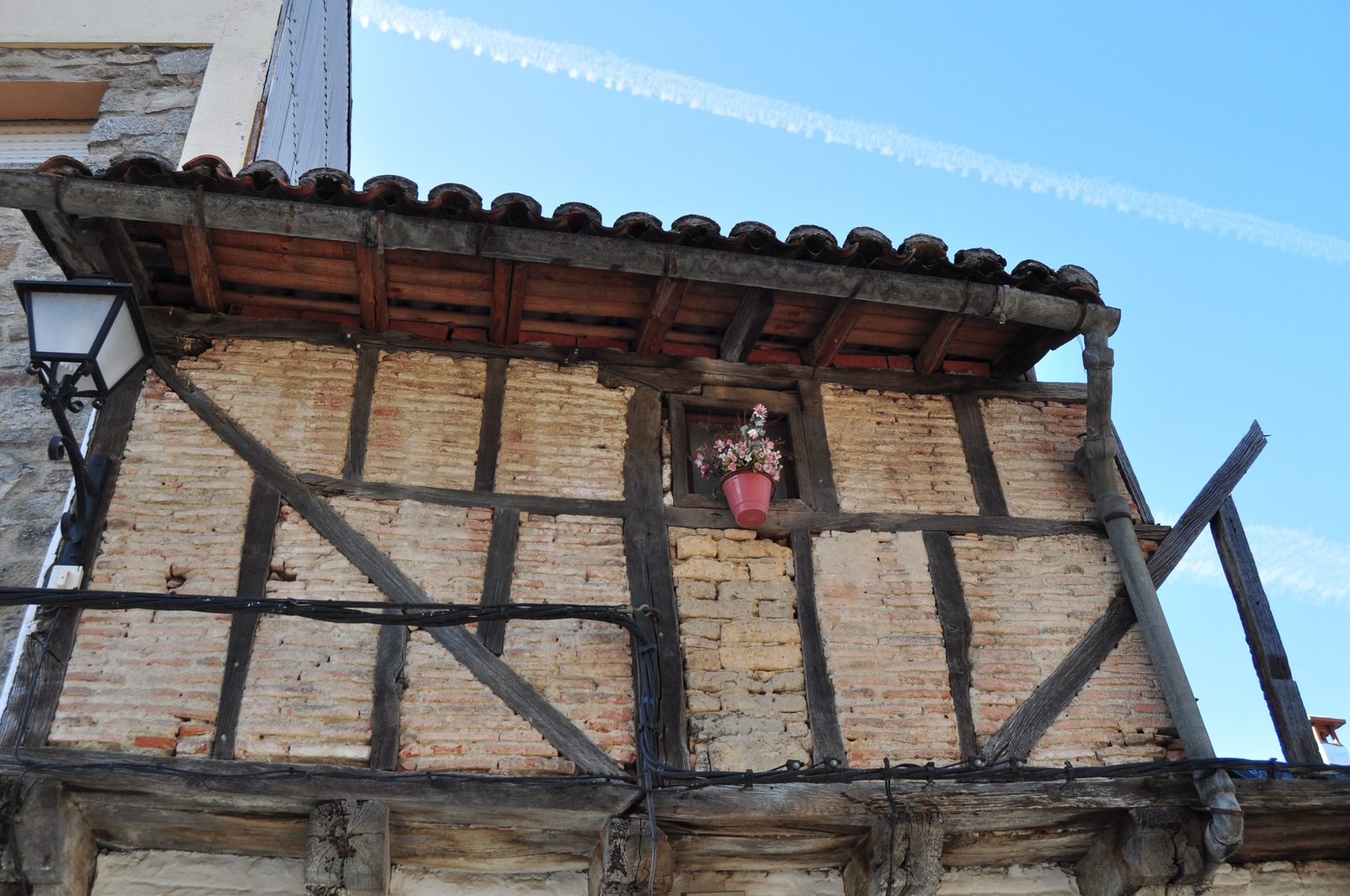 Casa tradicional de entramado de madera y adobe en Garganta la Olla