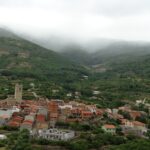 Garganta la Olla y la sierra de La Vera con niebla de otoño