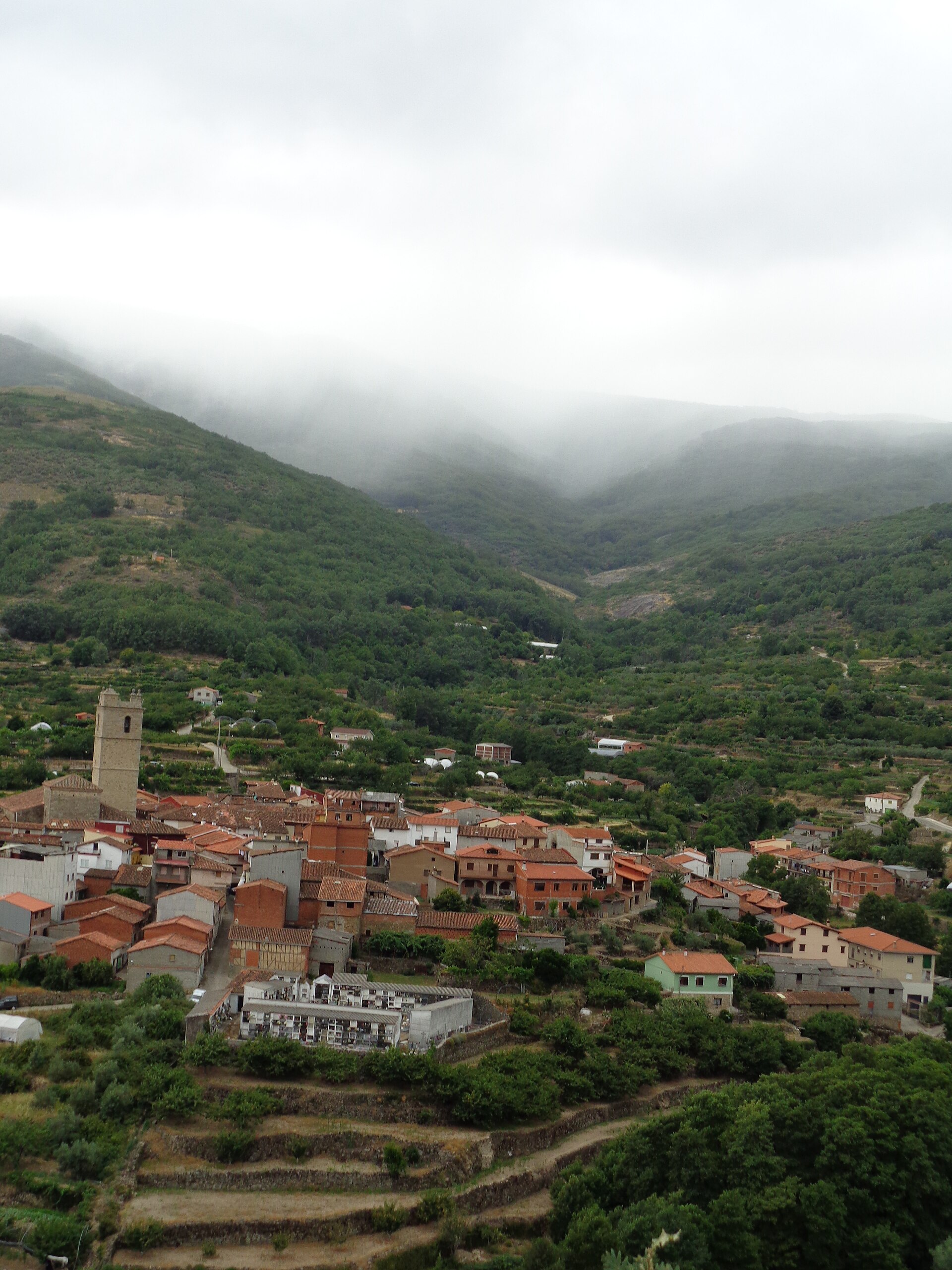 Garganta la Olla y la sierra de La Vera con niebla de otoño