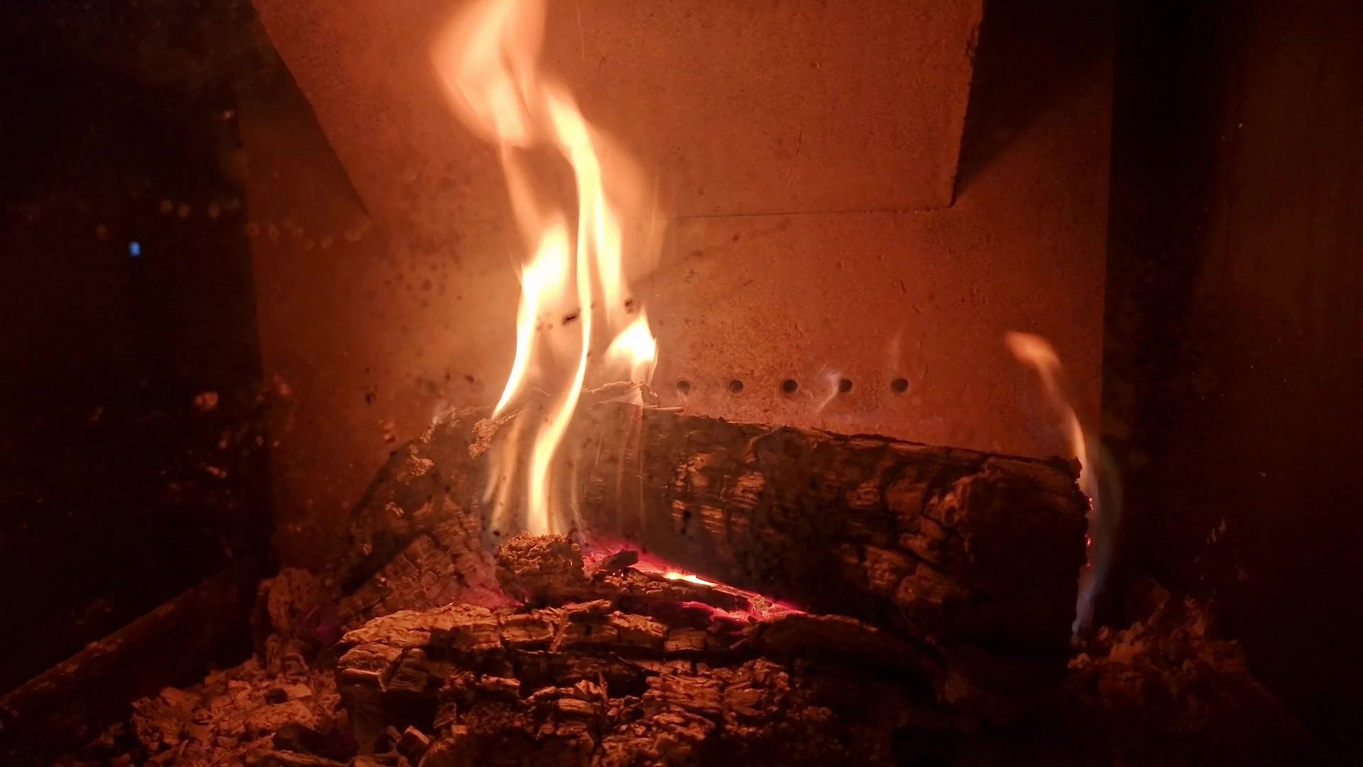 Fuego de leña en la estufa Lacunza Isaba de Casa La Vera Rural, Talaveruela de la Vera
